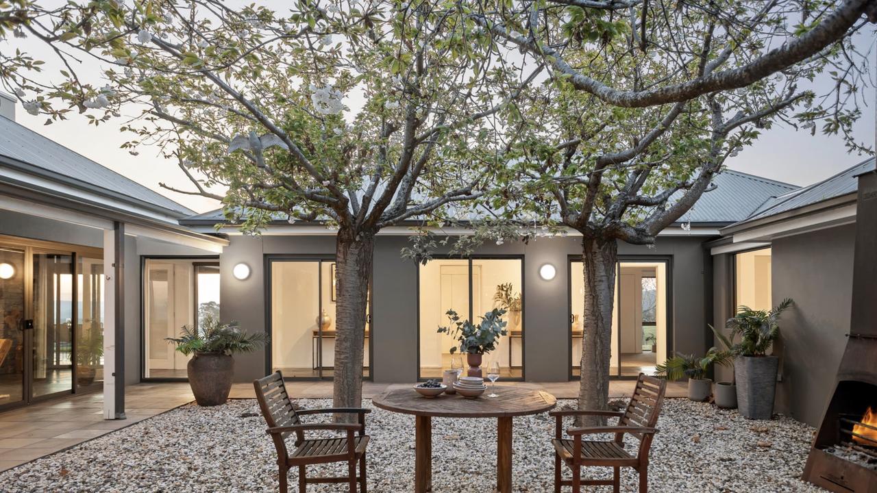 Buyers can dine in an alfresco space with views of the stars at night.