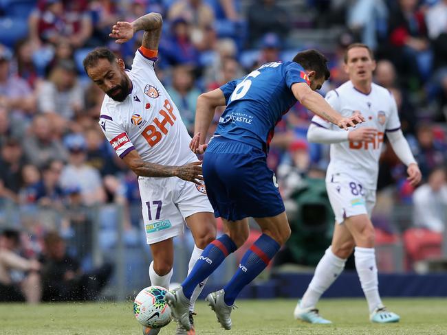 NEWCASTLE, AUSTRALIA - NOVEMBER 09: Steven Ugarkovic of the Newcastle Jets contests the ball against Diego Castro of Perth Glory during the Round 5 A-League match between the Newcastle Jets and the Perth Glory at McDonald Jones Stadium on November 09, 2019 in Newcastle, Australia. (Photo by Ashley Feder/Getty Images)