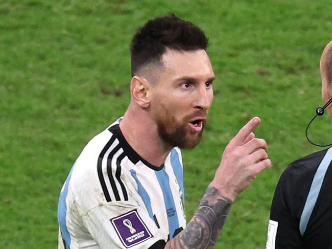 LUSAIL CITY, QATAR - DECEMBER 09: Lionel Messi of Argentina argues with referee Antonio Mateu during the FIFA World Cup Qatar 2022 quarter final match between Netherlands and Argentina at Lusail Stadium on December 09, 2022 in Lusail City, Qatar. (Photo by Elsa/Getty Images)