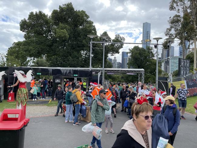 The traditional "run down the hill" as the gates open, with people flooding in to get a good spot.