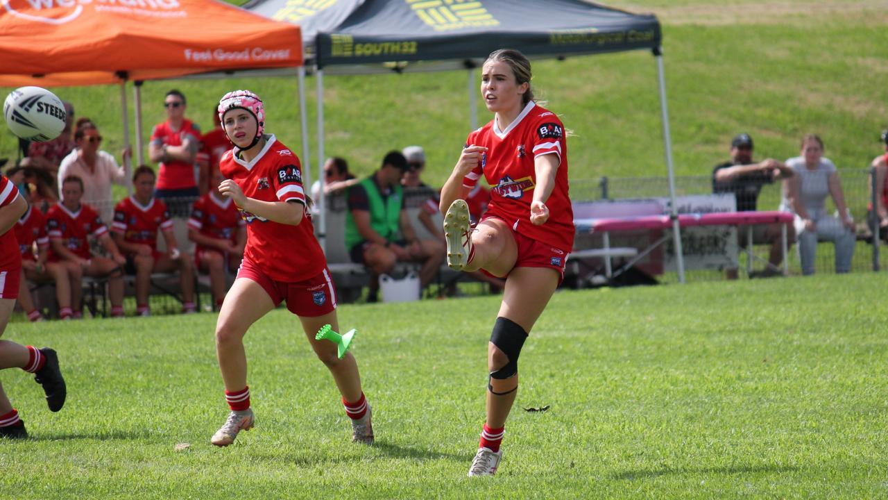 Michala Hardy kicking off for the Illawarra Steelers Lisa Fiaola Cup side. Picture: Kevin Merrigan