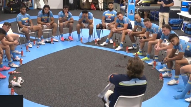 Des Hasler speaks to the Titans players.