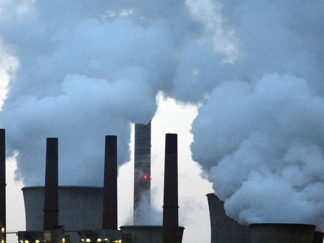 Smoke stacks seen at an RWE coal power station near Bergheim, Germany, 24 Sep 2005. The UK, Europe's third-largest power market, should turn to technologies that remove carbon dioxide from fossil fuels rather than nuclear generation, Environment Minister Elliot Morley said.