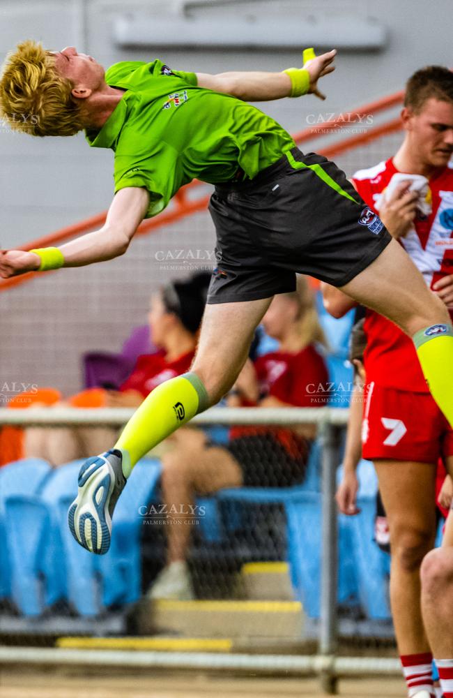 That’s a long way off the ground. Photo: AFLNT Media, Patch Clapp.