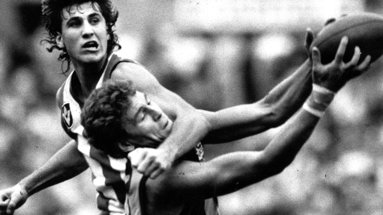 Paul Dear high could catch anything. North Melbourne v Hawthorn.