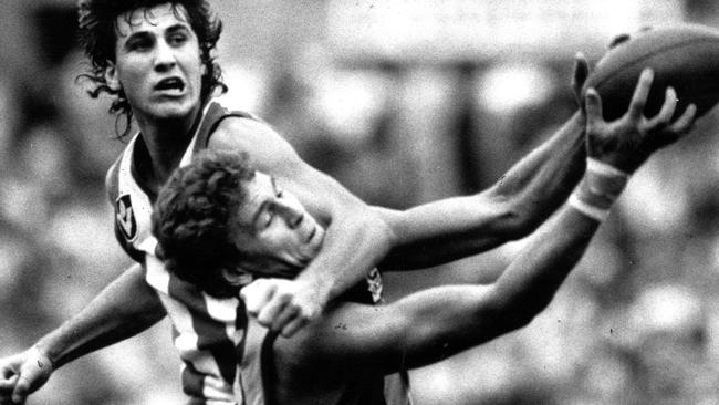 Paul Dear high could catch anything. North Melbourne v Hawthorn.