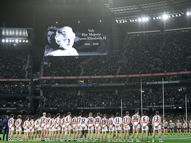 MELBOURNE, AUSTRALIA - SEPTEMBER 10: Players stand for a  minute silence in memory of Her Majesty Queen Elizabeth II during the AFL First Semifinal match between the Collingwood Magpies and the Fremantle Dockers at Melbourne Cricket Ground on September 10, 2022 in Melbourne, Australia. (Photo by Quinn Rooney/Getty Images)