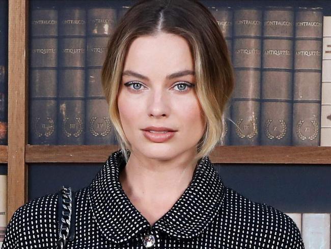 Australian actress Margot Robbie poses during a photocall ahead of the Chanel Women's Fall-Winter 2019/2020 Haute Couture collection fashion show in Paris, on July 2, 2019. (Photo by FRANCOIS GUILLOT / AFP)