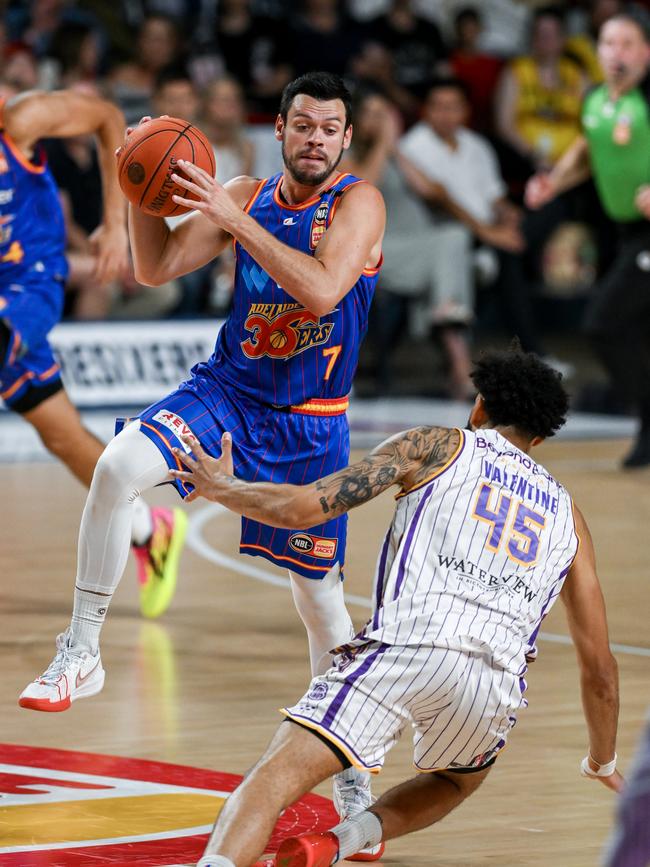 Jason Cadee of the 36ers flies past Denzel Valentine of the Kings. Picture: Mark Brake/Getty Images.