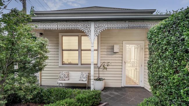 Ex-Hawks star Liam Shiels’ Hawthorn East home passed in at its Saturday auction.