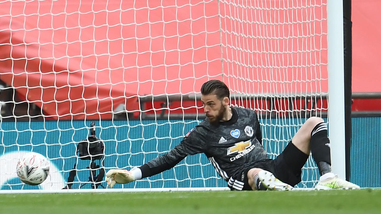 David de Gea is unable to prevent a shot from Olivier Giroud. (Photo by Andy Rain / AFP)