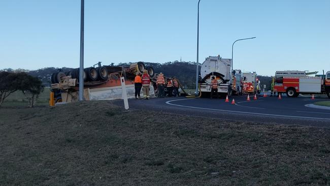 A truck has rolled on the Dawson Highway at Clinton.