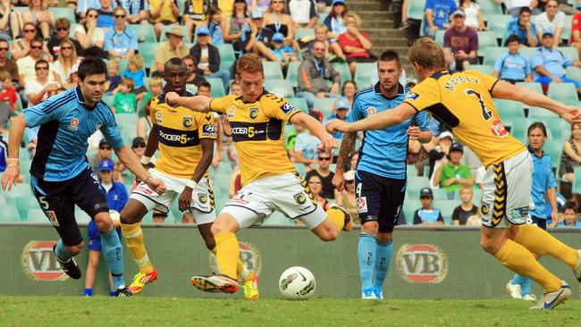 Oliver Bozanic (C) in action for the Mariners back in 2012.