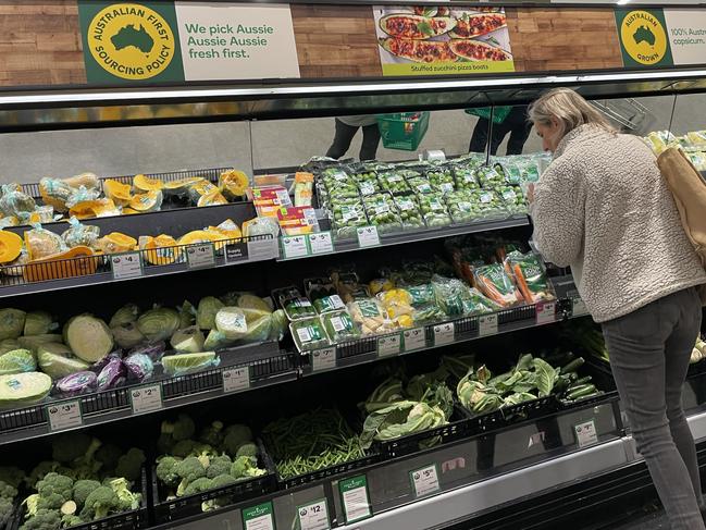 MELBOURNE, AUSTRALIA - NewsWire Photos, JUNE 26, 2022. Cost of living stock. Grocery shopping in Melbourne. Picture: NCA NewsWire / David Crosling