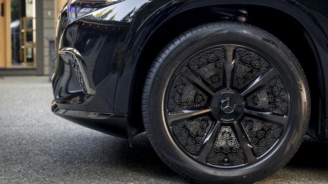 The Mercedes-Maybach EQS wheels have an elegant, filigree-like effect.