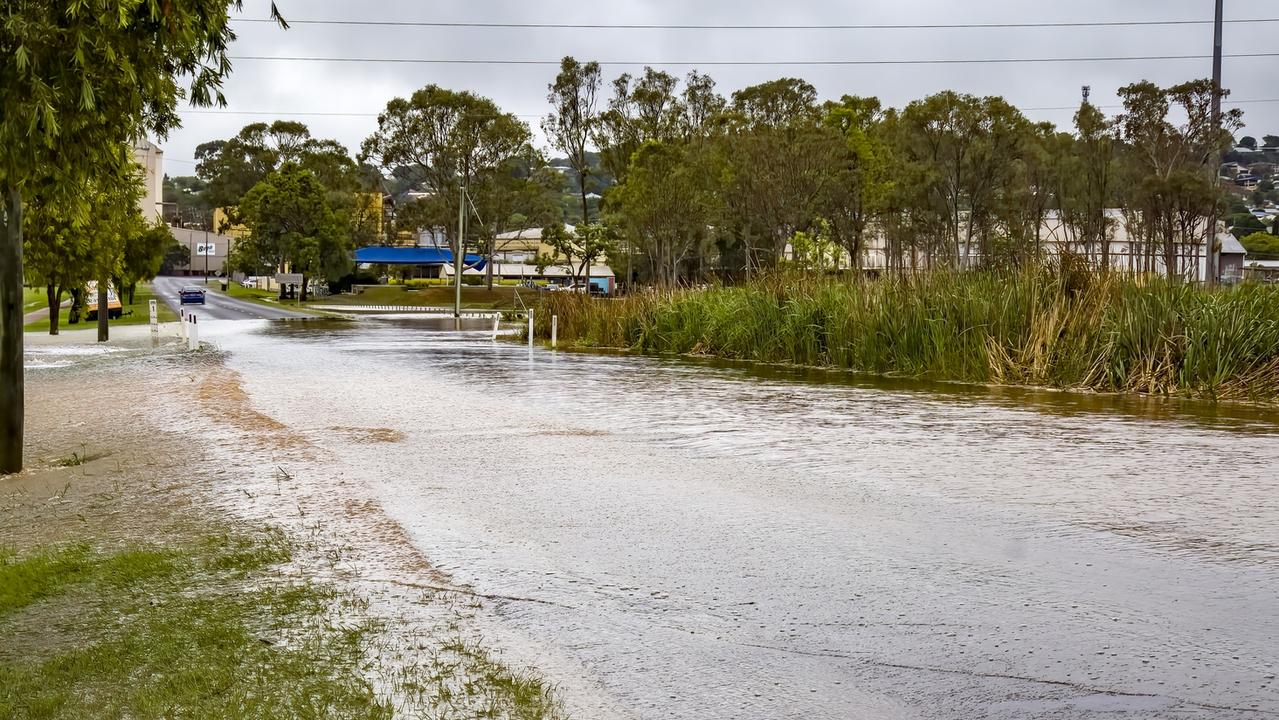 Up to 80mm of rain in Kingaroy, flooding streets and school The