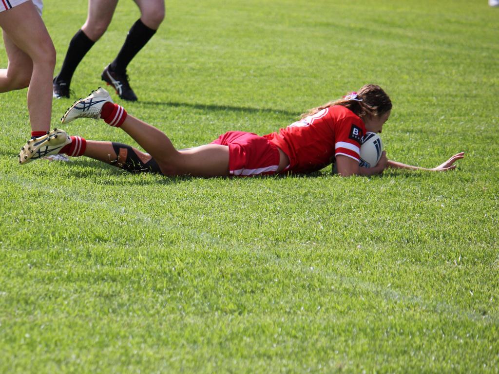 Tahlia O'Brien scores a try for the Illawarra Steelers Lisa Fiaola Cup side during a trial. Picture: Kevin Merrigan