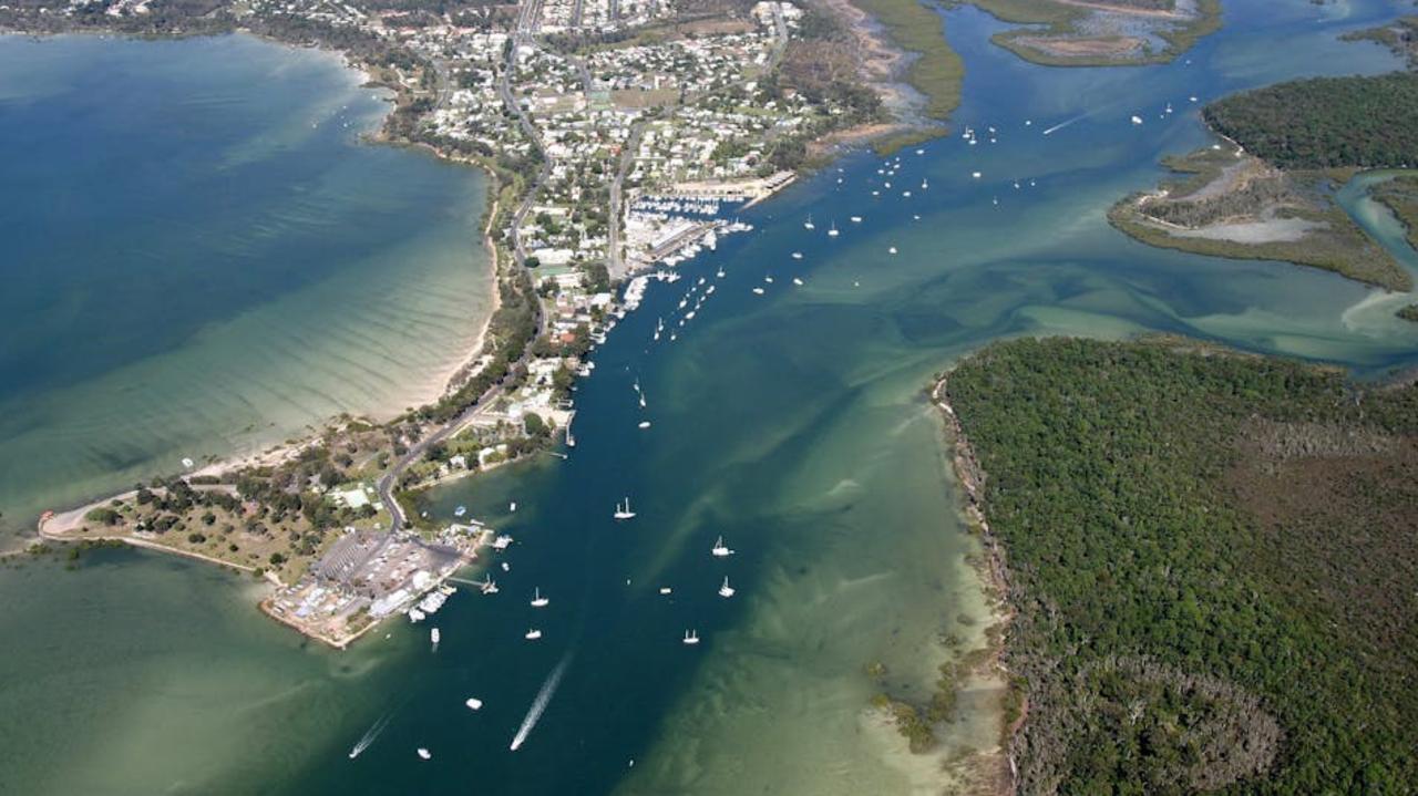 Experience dolphin feeding and explore the coastal township of Tin Can Bay with its quaint coffee shops and beautiful bayside walkways.