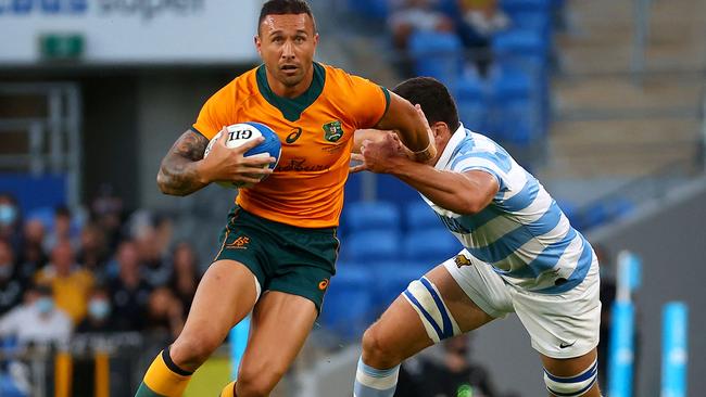 Australia's Quade Cooper (L) avoids a tackle during the Rugby Championship match against Argentina in Gold Coast on October 2, 2021. (Photo by Patrick HAMILTON / AFP) / -- IMAGE RESTRICTED TO EDITORIAL USE - STRICTLY NO COMMERCIAL USE --