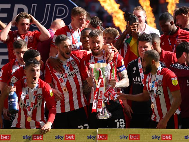 LONDON, ENGLAND - MAY 29: Captain Pontus Jansson and his team mates lift the trophy after winning the Sky Bet Championship Play-off Final between Brentford FC and Swansea City at Wembley Stadium on May 29, 2021 in London, England. (Photo by Catherine Ivill/Getty Images)