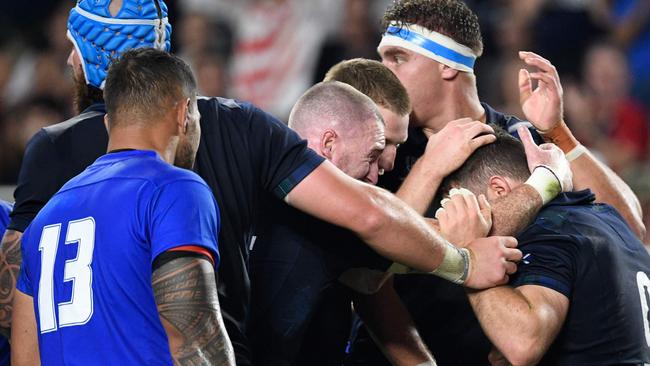 Scotland's scrum-half Greig Laidlaw (R) celebrates with teammates after scoring a try  during the Japan 2019 Rugby World Cup Pool A match between Scotland and Samoa at the Kobe Misaki Stadium in Kobe on September 30, 2019. (Photo by Filippo MONTEFORTE / AFP)