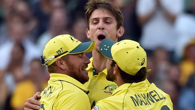 Australia's paceman Mitchell Marsh (R) celebrates with teammates Aaron Finch and Glenn Maxwell (R) after dismissing England's batsman Gary Ballance (not pictured) during the Pool A 2015 Cricket World Cup match between Australia and England at the Melbourne Cricket Ground (MCG) on February 14, 2015. AFP PHOTO / Saeed Khan --IMAGE RESTRICTED TO EDITORIAL USE - STRICTLY NO COMMERCIAL USE-