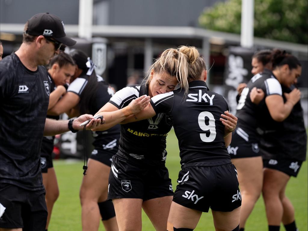 Justen Parle takes the Kiwi Ferns through their match warm-up.