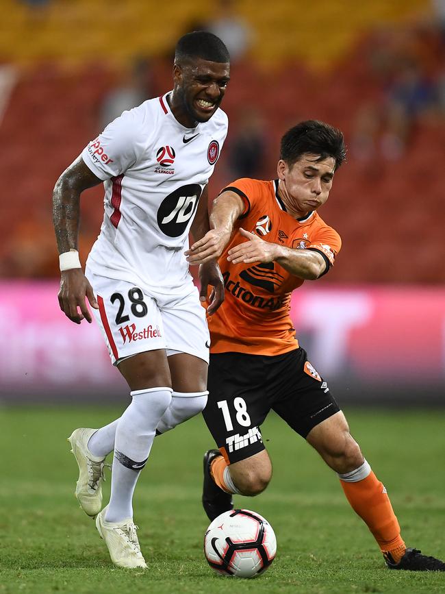 Joe Caletti of the Roar and Rolieny Bonevacia of the Wanderers.