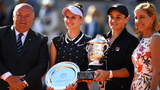 Barty and runner-up Marketa Vondrousov alongside French tennis president Bernard Giudicelli and former women’s champion Chris Evert. Picture: Getty Images