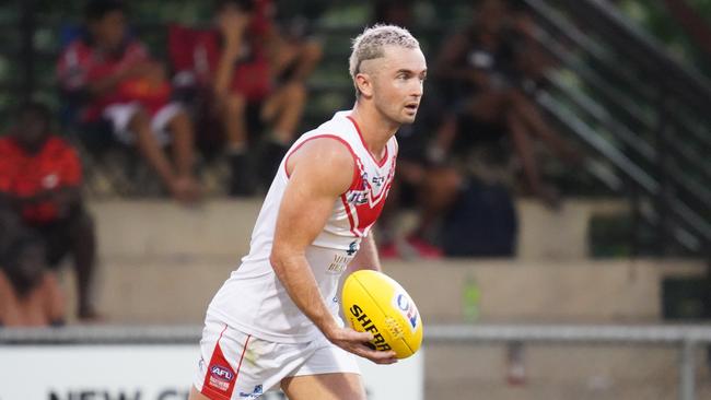 Waratah vice-captain Dylan Collis looks for options against Tiwi Bombers in Round 6 of the 2022-23 NTFL season. Picture: Courtney McCabe / AFLNT Media