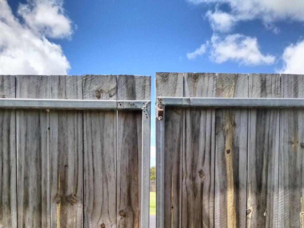 A Bundaberg woman says she has been left hundreds of dollars out of pocket after engaging the services of a dodgy fence builder.