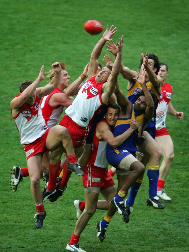 Leo Barry gets in front of the pack to take the matchwinning mark in the grand final. Picture: Craig Barrow