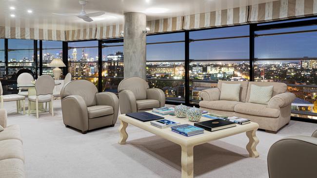 The former Foster's Group chief Peter Bartels has listed his Marquise Residences, Melbourne sub-penthouse.