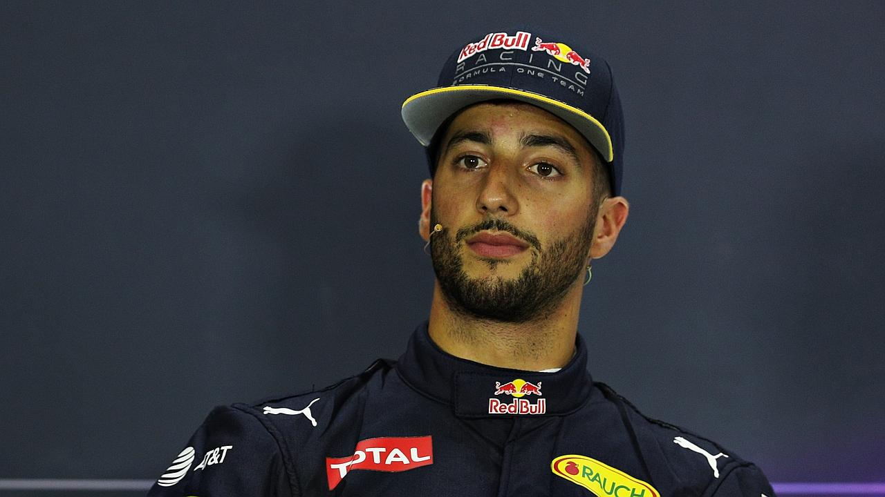 F1 Chinese Grand Prix 2016: Daniel Ricciardo punctures tyre in opening ...