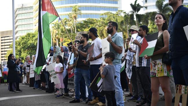 Hundreds of Territorians attended a pro-Palestine protest outside of the NT Parliament house on Friday October 27 calling for a ceasefire 20-days into the Gaza conflict.