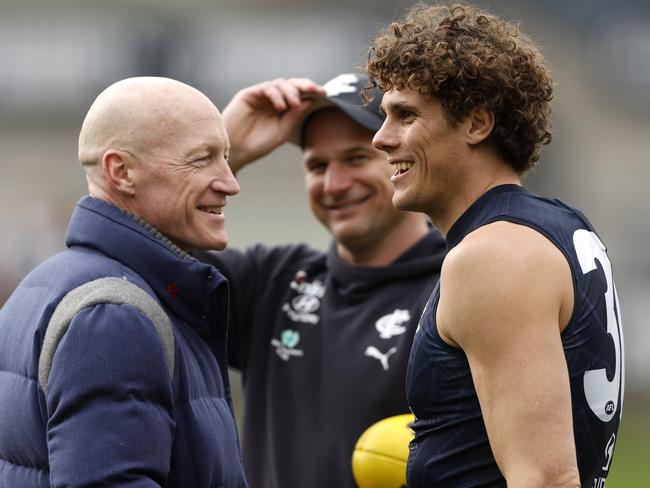 MELBOURNE, AUSTRALIA - AUGUST 31: Former Carlton player Andrew McKay chats with Charlie Curnow during a Carlton Blues training session at Ikon Park on August 31, 2024 in Melbourne, Australia. (Photo by Darrian Traynor/Getty Images)