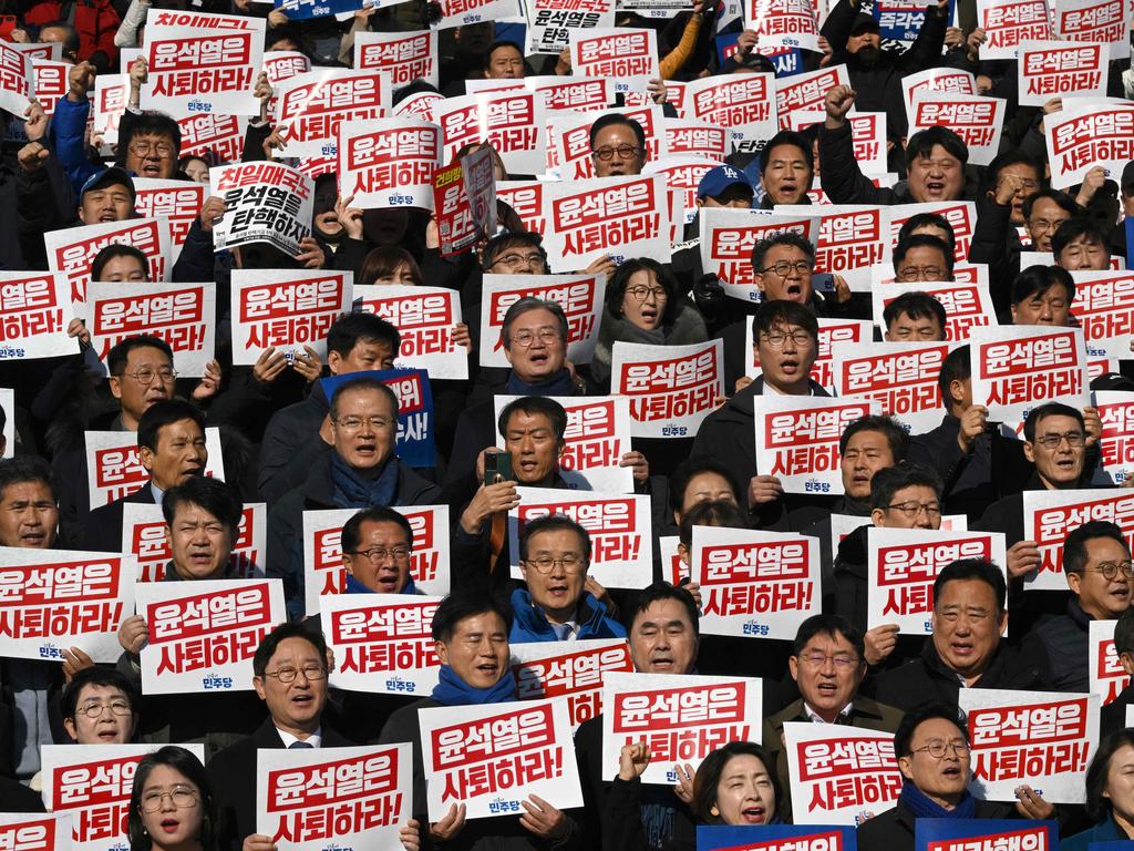 Lawmakers and South Korea's main opposition Democratic Party members hold placards reading ‘Yoon Suk Yeol should resign!’