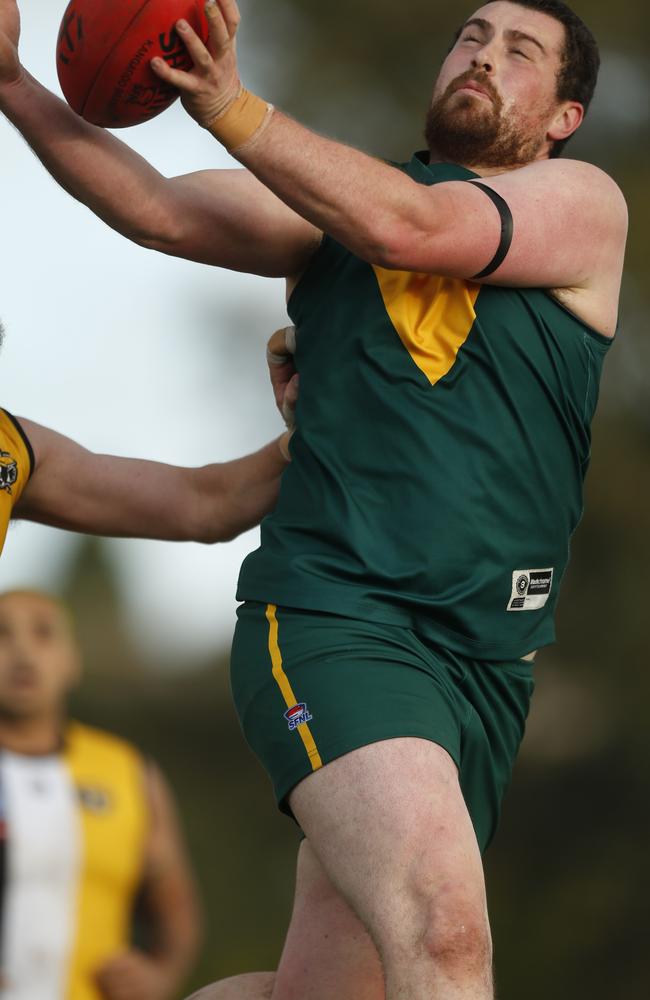 Sam McLean pulls in a mark for Endeavour Hills against Ashwood. Picture: Valeriu Campan