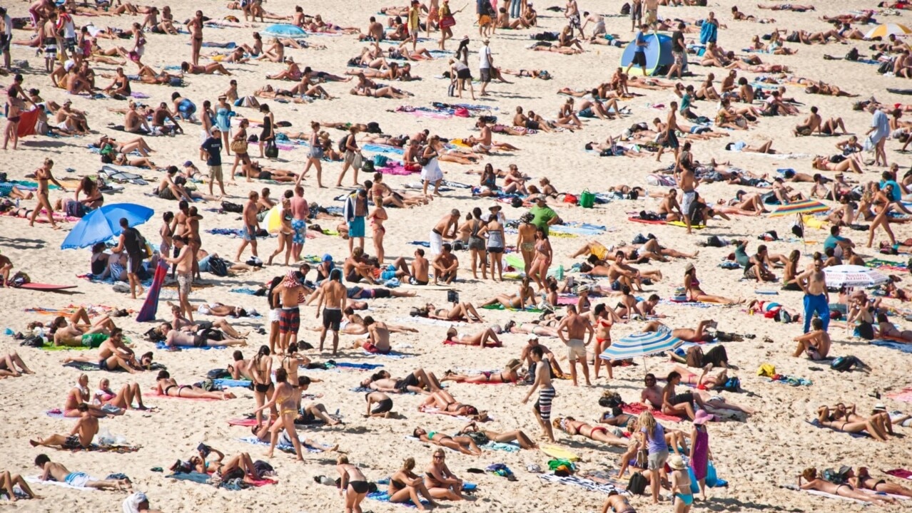 Aussie HEATWAVE: Lads and lasses flock to the beach for extreme