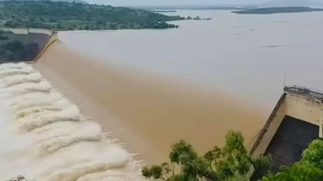 Tiny town braced for biggest flood in 30 years, set to cut off Bruce Hwy