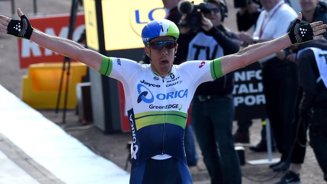 Australia's Mathew Hayman celebrates as he crosses the finish line and wins the 114th edition of the Paris-Roubaix one-day classic cycling race, between Compiegne and Roubaix, on April 10, 2016, in Roubaix, northern France. AFP PHOTO / FRANCOIS LO PRESTI