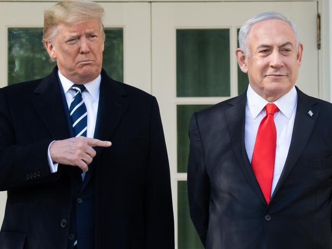 TOPSHOT - US President Donald Trump and Israeli Prime Minister Benjamin Netanyahu (R) speak to the press on the West Wing Colonnade prior to meetings at the White House in Washington, DC, January 27, 2020. (Photo by SAUL LOEB / AFP)