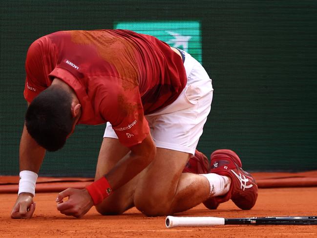 TOPSHOT - Serbia's Novak Djokovic reacts after falling on the court during his men's singles round of sixteen match against Argentina's Francisco Cerundolo on Court Philippe-Chatrier on day nine of the French Open tennis tournament at the Roland Garros Complex in Paris on June 3, 2024. (Photo by Emmanuel Dunand / AFP)