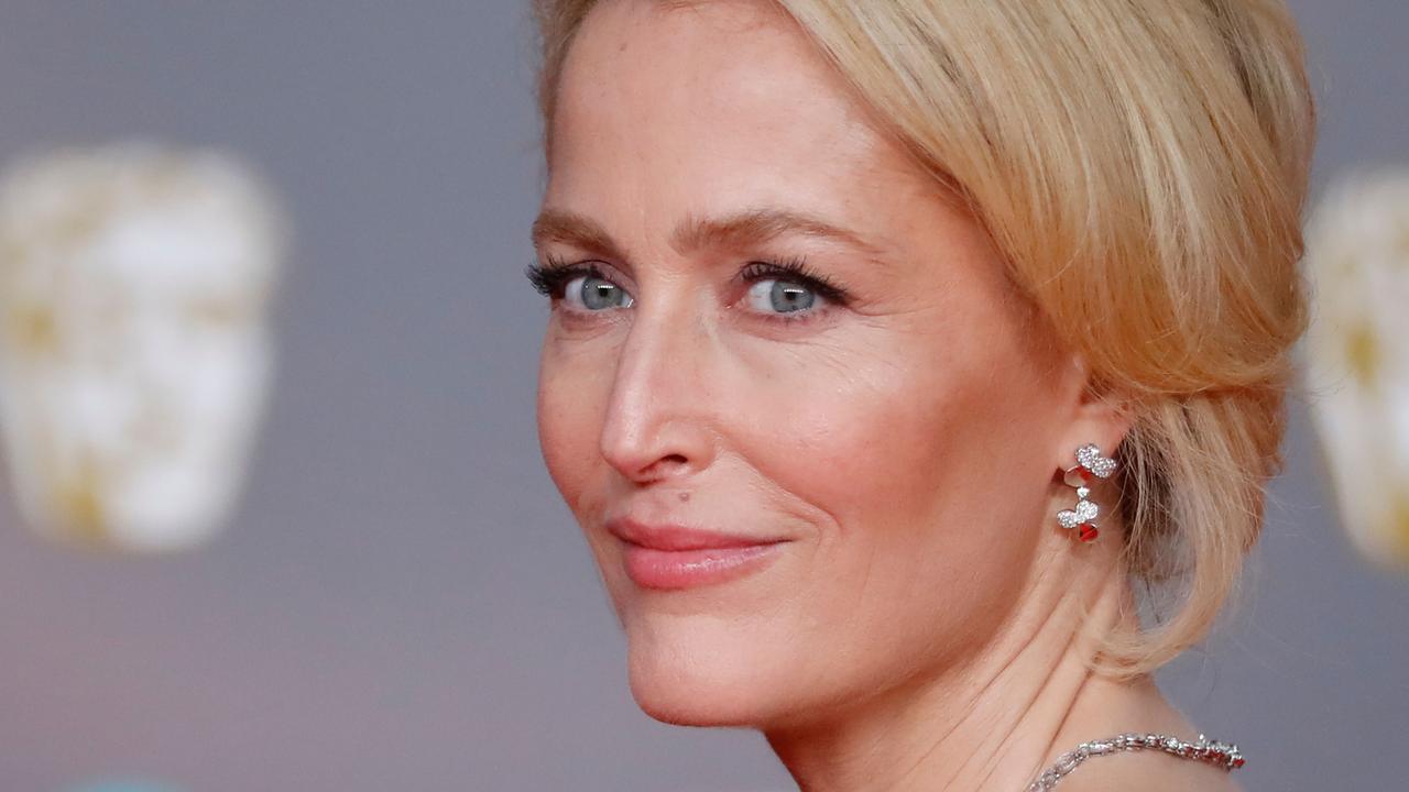Gillian Anderson ditches wearing a bra, 'doesn't care if her 'breasts reach  her belly button