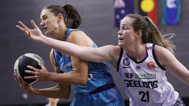 Southside Flyers’ Alice Kunek was a thorn in United’s side, with 25 points, as United captain Keely Froling unsuccessfully contests the rebound. Picture: Daniel Pockett/Getty Images