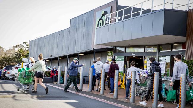 Queues at Woolworths earlier today. Picture: Nicole Cleary.