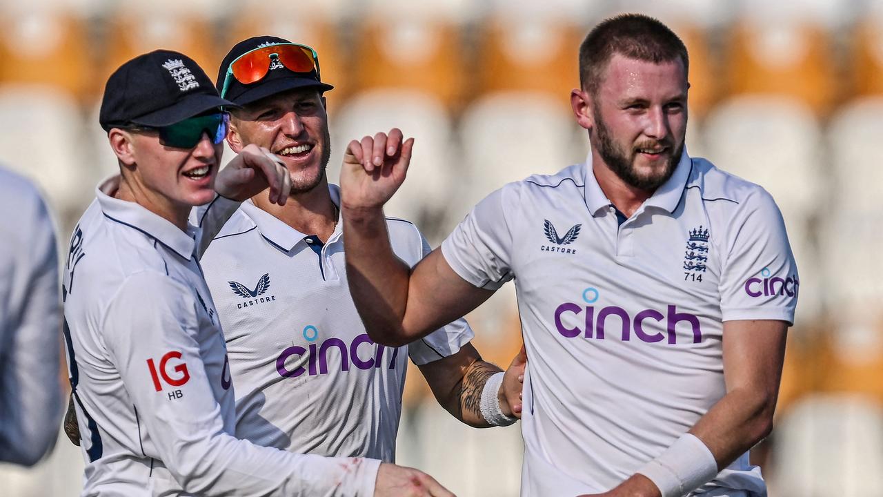 England's Gus Atkinson (right) celebrates with teammates after taking the wicket of Pakistan's Babar Azam. (Photo by Aamir QURESHI / AFP)