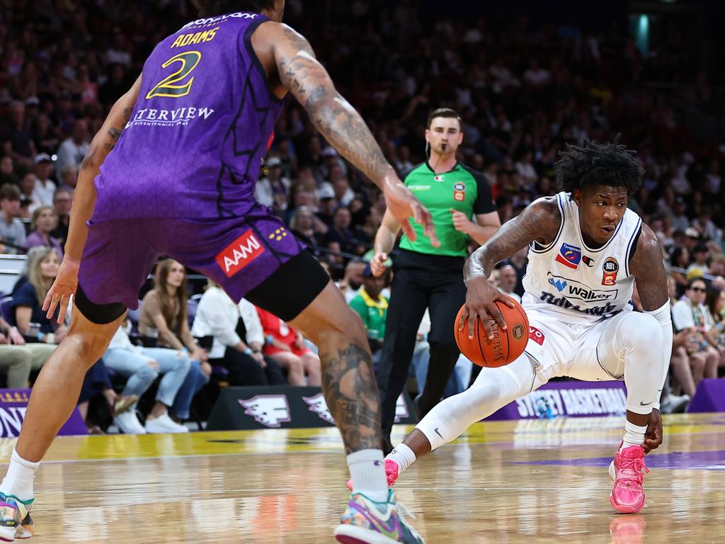 Kendric Davis slips passed a Kings defender. Picture: Jeremy Ng/Getty Images