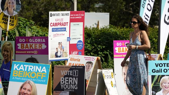 A local resident arrives to vote at a polling booth in Tugun on the Gold Coast, Thursday, March 26, 2020. Queensland's local government elections are due to be held on Saturday despite the threat of the Coronavirus (COVID-19). (AAP Image/Dave Hunt) NO ARCHIVING