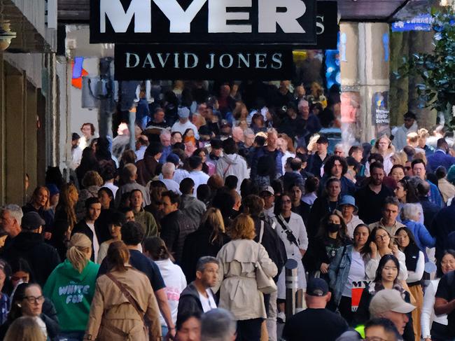 MELBOURNE AUSTRALIA - NewsWire Photos OCTOBER 29, 2024: Generic photo of people shopping Picture: NewsWire / Luis Enrique Ascui